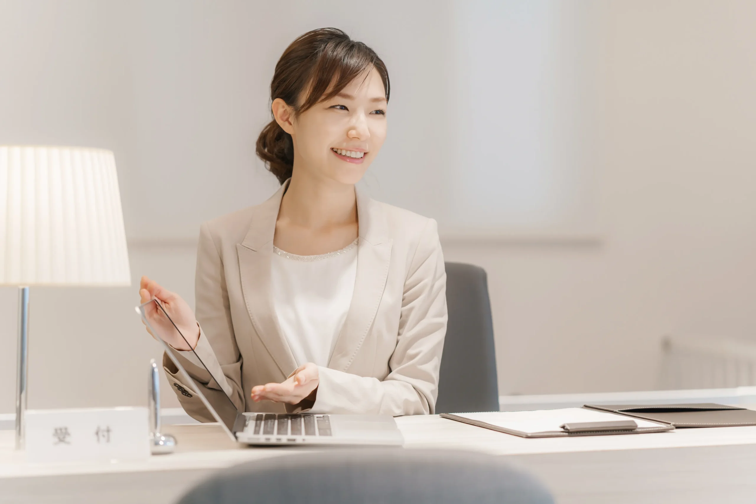 女性がカウンセリングをしている様子